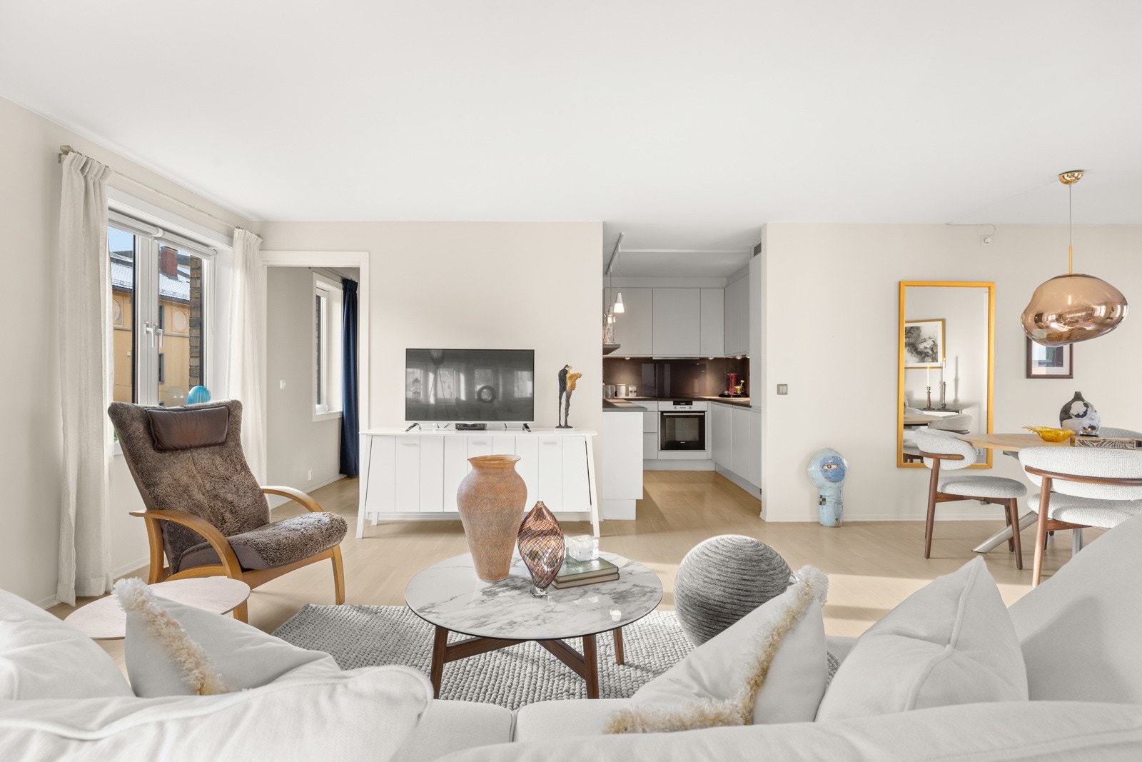 Leiligheten har en praktisk åpen kjøkkenløsning mot stue. Galleribilde