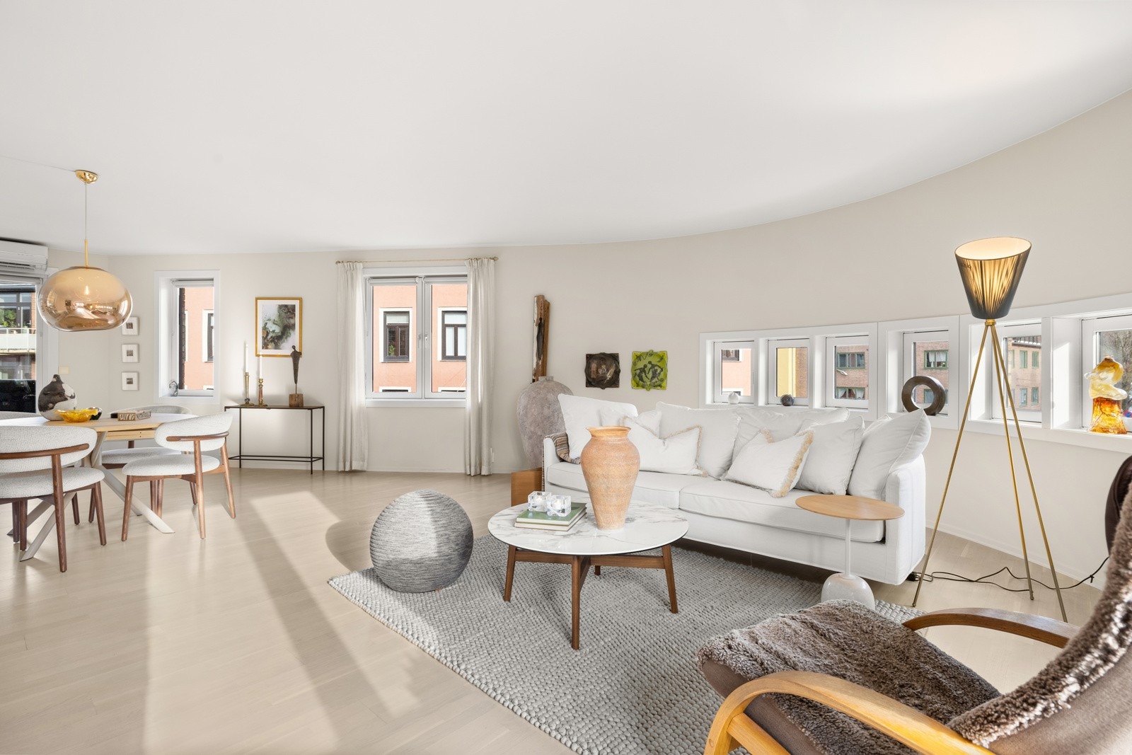 Leiligheten har mye vindusflater som slipper inn naturlig lys. Galleribilde