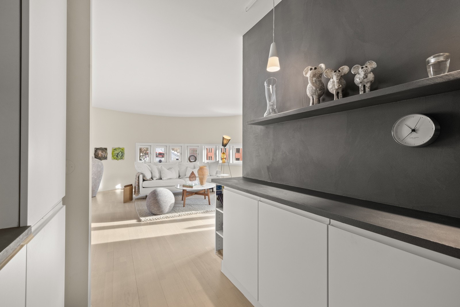 Her har man både godt av skap- og benkeplass. Galleribilde