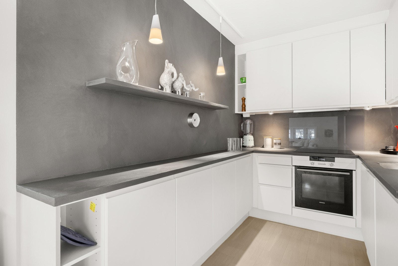 Flott kjøkken med glatte fronter og benkeplate av laminat. Galleribilde