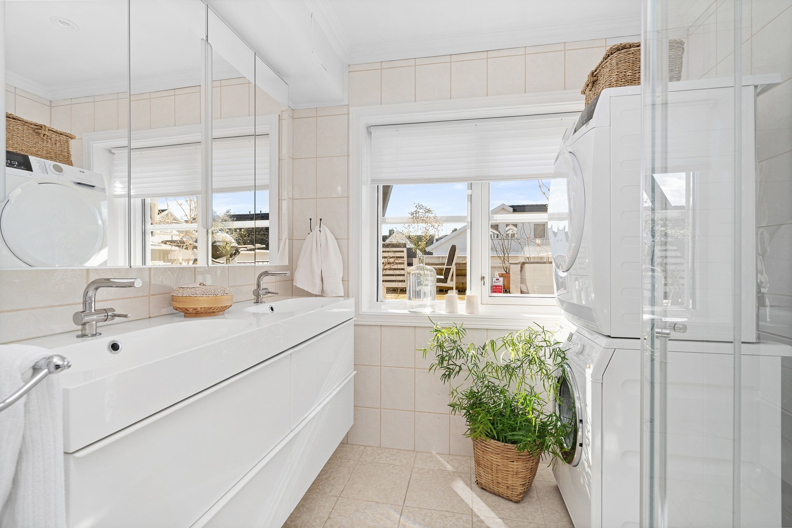 Nytt i 2017: På badet er det vindu ut mot terrassen. Her er det plass til både vaskemaskin og tørketrommel. Servantskap med 2 servanter og dusj. Varmekabler. Galleribilde