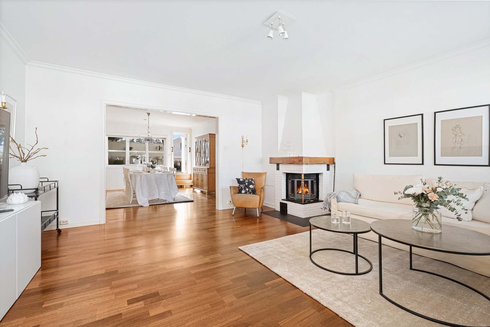 Åpent og luftig mellom stuene - utgang til den store terrassen fra spisestuen Galleribilde