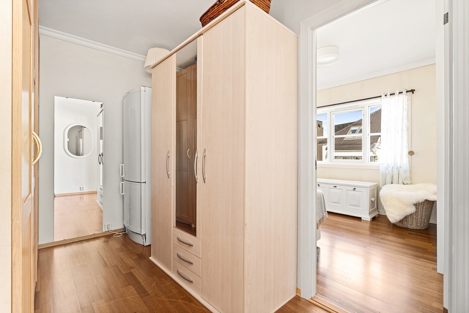 Eget garderoberom ved siden av soverom 2 - Praktisk med plass til ekstra kjøleskap/fryseskap inne i leiligheten Galleribilde