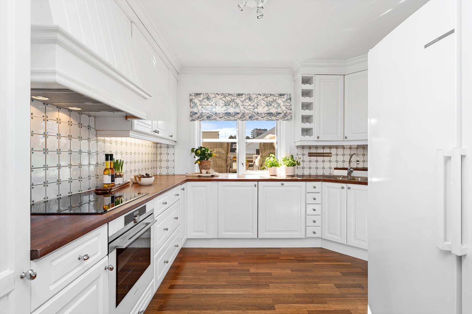 Nytt kjøkken fra Strai i 2002: Her er det integrert oppvaskmaskin, stekeovn (2020) og induksjonstopp(2020). Kjøleskap/fryseskap er løst og vil ikke medfølge Galleribilde