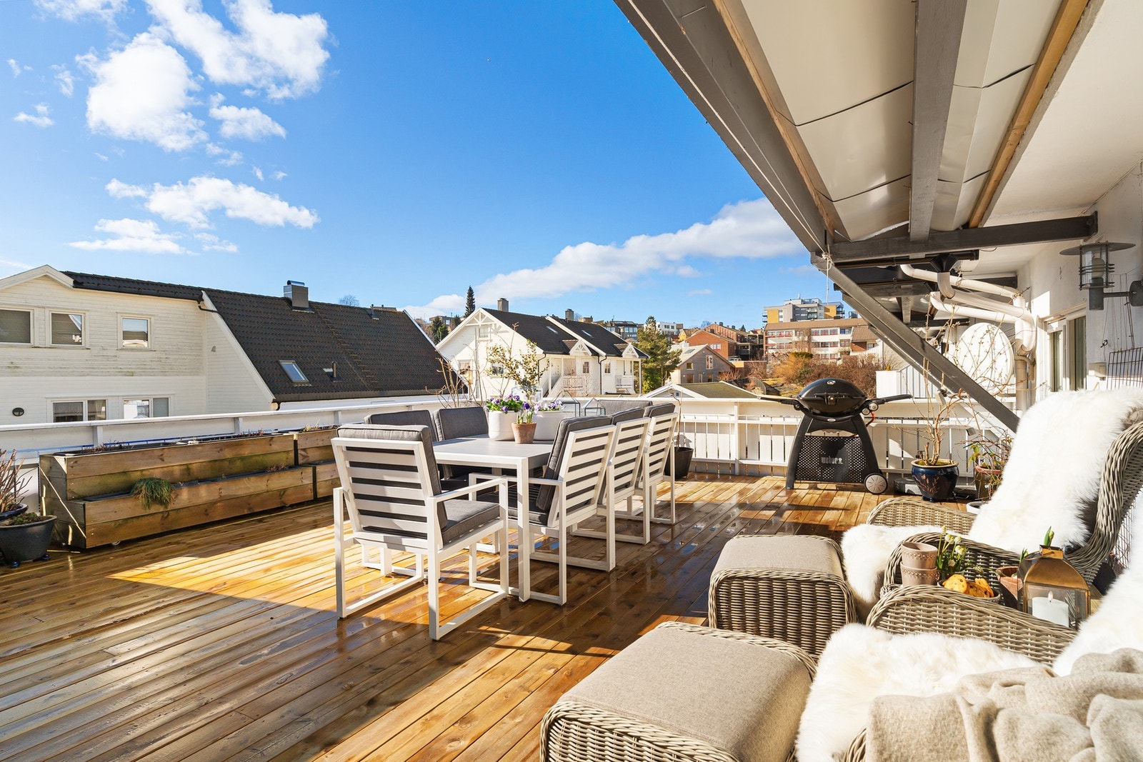 God plass til å ha mange krukker og rikelig med planter for den som liker en frodig terrasse. Galleribilde