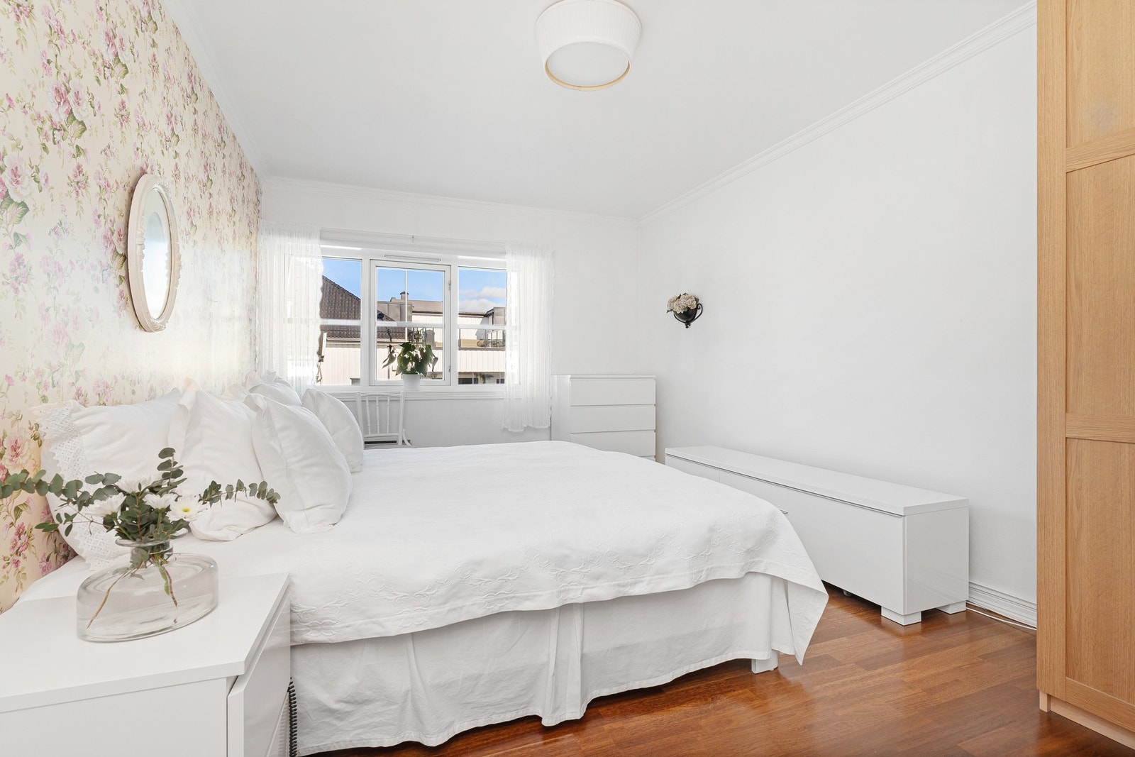 Hovedsoverommet har god skapplass Galleribilde