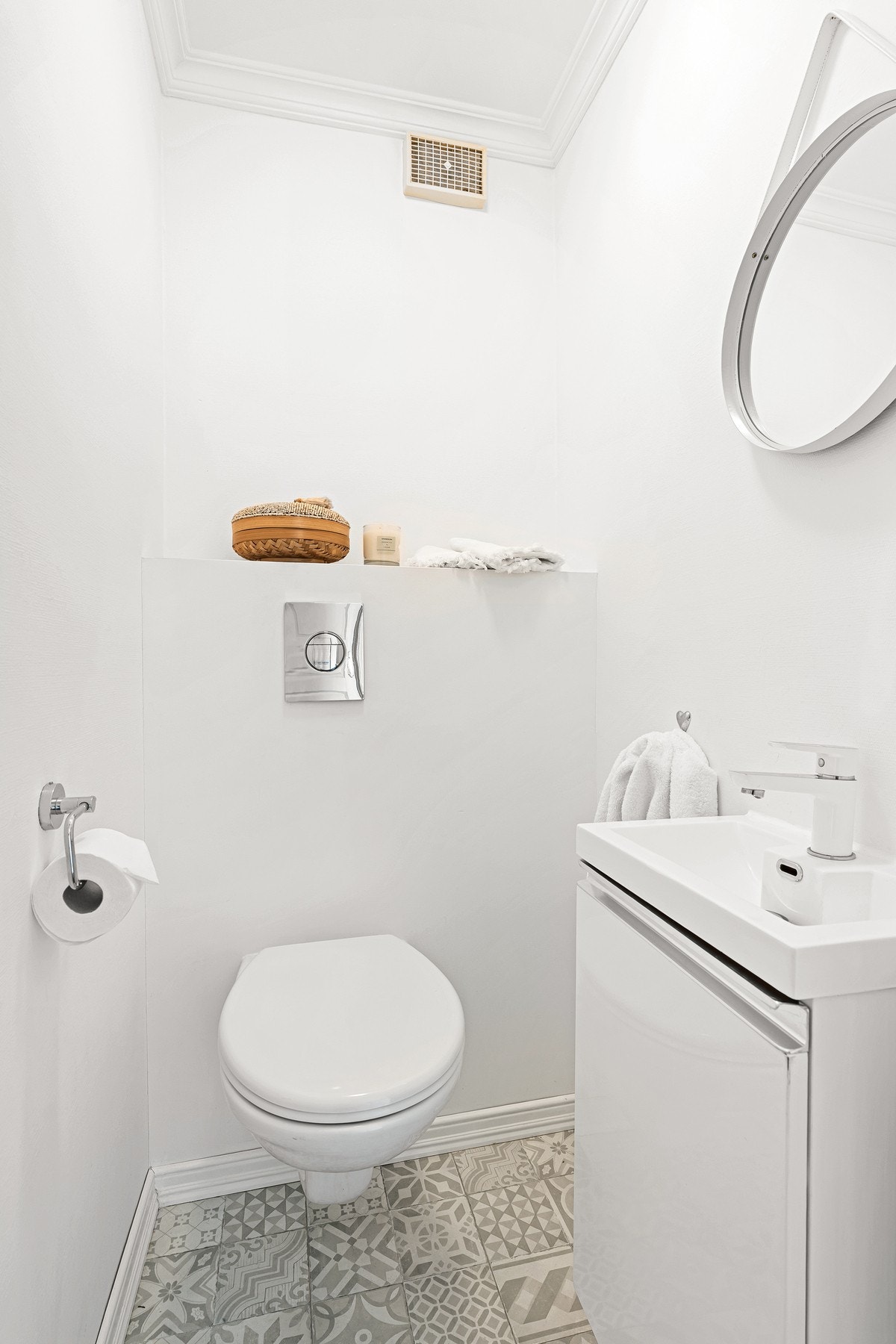 Nytt i 2017: Sep. wc med håndvask - historiske fliser på gulvet. Galleribilde