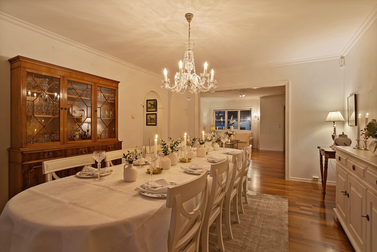 Fint med den åpne løsningen mellom stuene Galleribilde