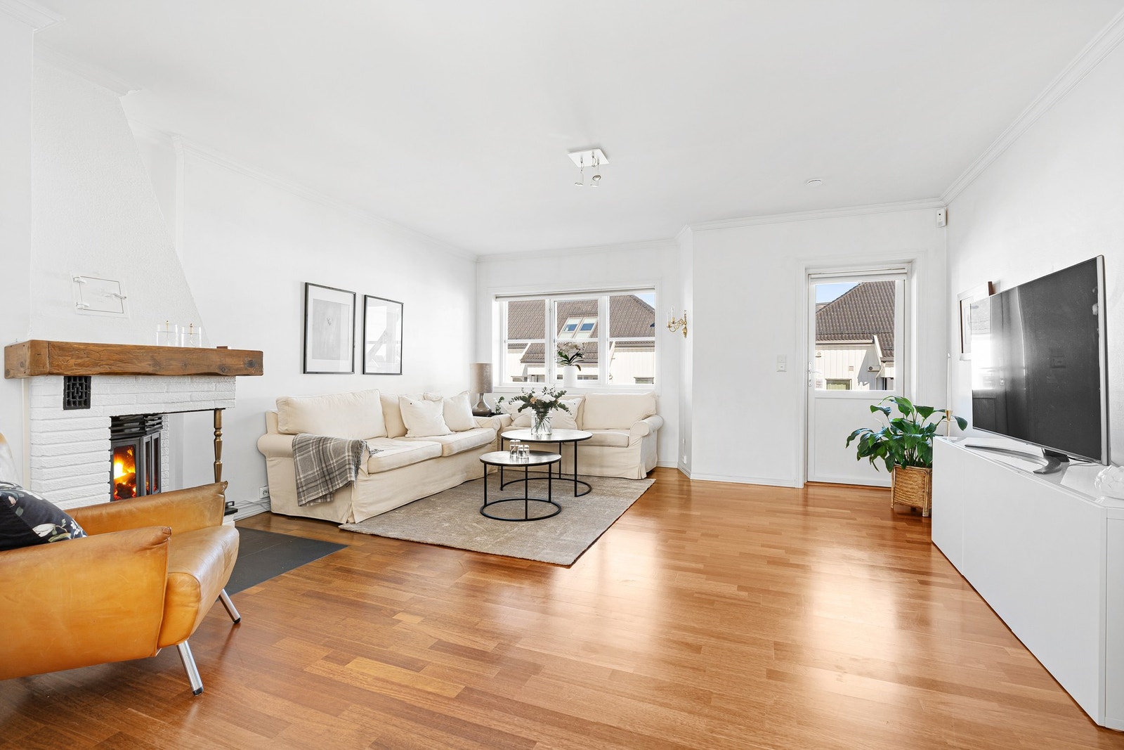 God plass og fint lys inn i stuen - parkett på gulvene Galleribilde