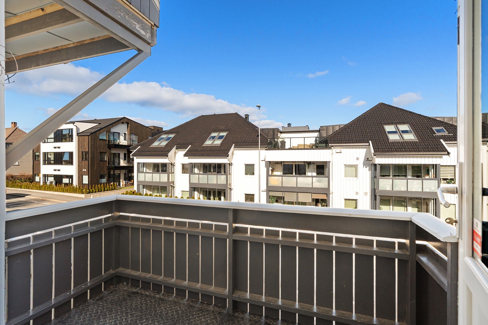 Balkong med morgensolen ut fra stuen Galleribilde