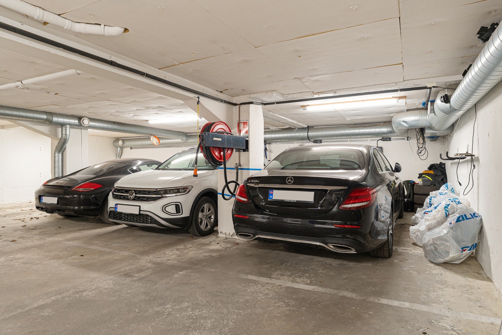 Garasjeplassen har elbil-lader Galleribilde