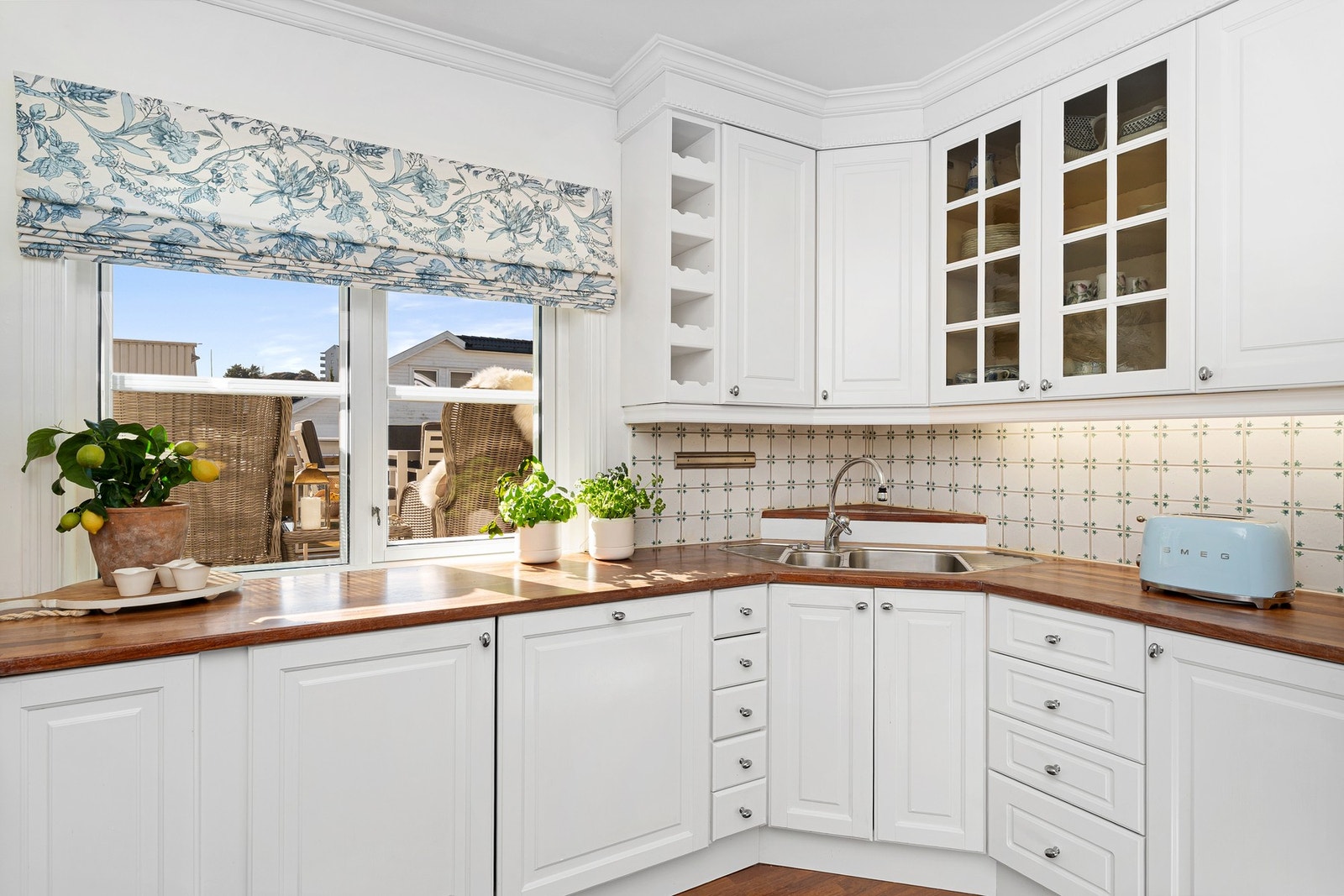 Hyggelig med vindu ut mot den fine uteplassen Galleribilde