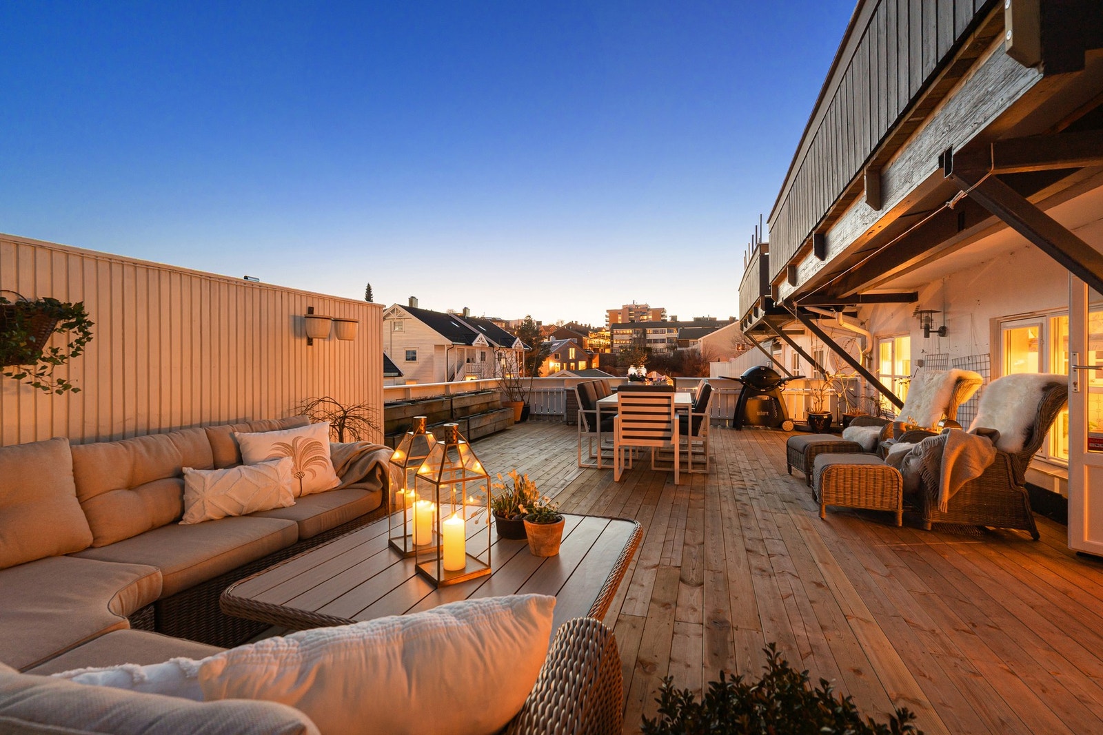 Stort og romslig med god plass - sol fra tidlig formiddag til sene kvelden Galleribilde