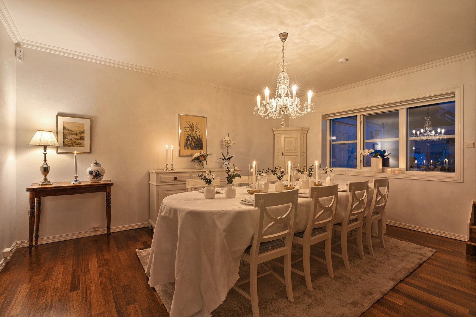 I spisestuen er det god plass til å dekke et fint langbord Galleribilde