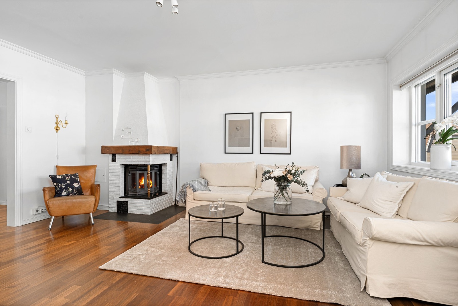 Fint med peis i stuen - god oppvarmingskilde med innsatsen i peisen Galleribilde