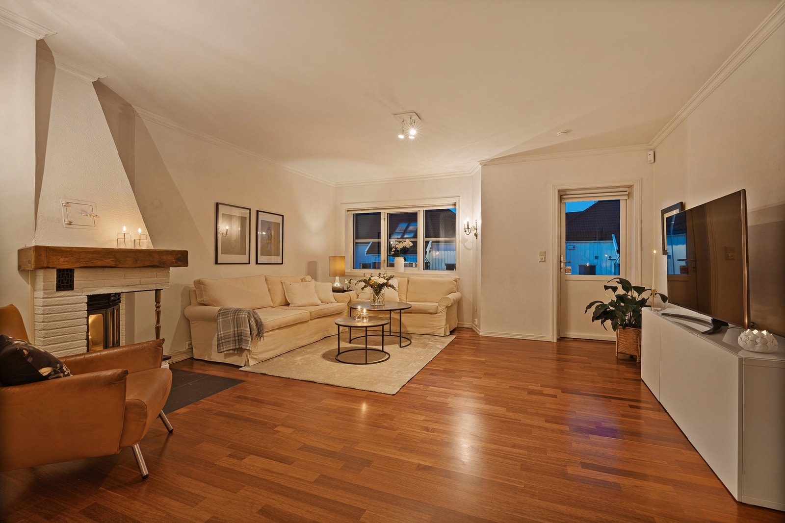 Hyggelig miljø med peisen - fin oppvarmingskilde da det er satt inn dører/innsats i peisen - her er også utgang til balkong med morgensol Galleribilde