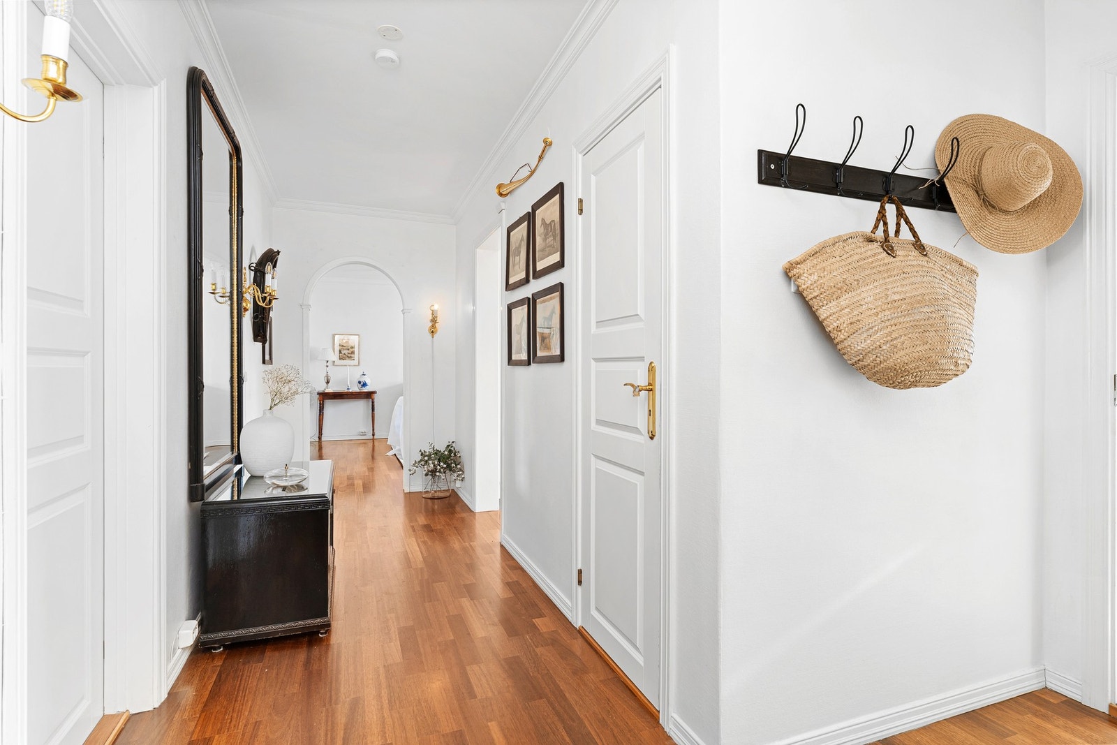 Fra gangen med enkel garderobeplass til gjester Galleribilde