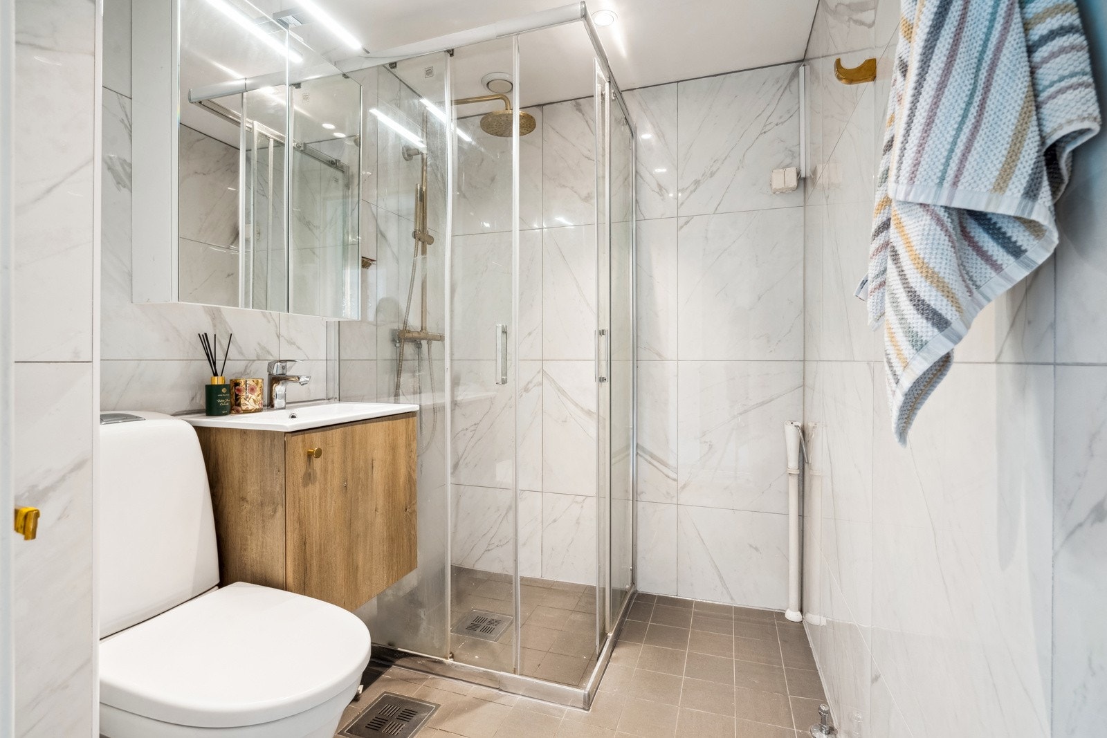 Flislagt bad med gulvvarme og opplegg for vaskemaskin Galleribilde