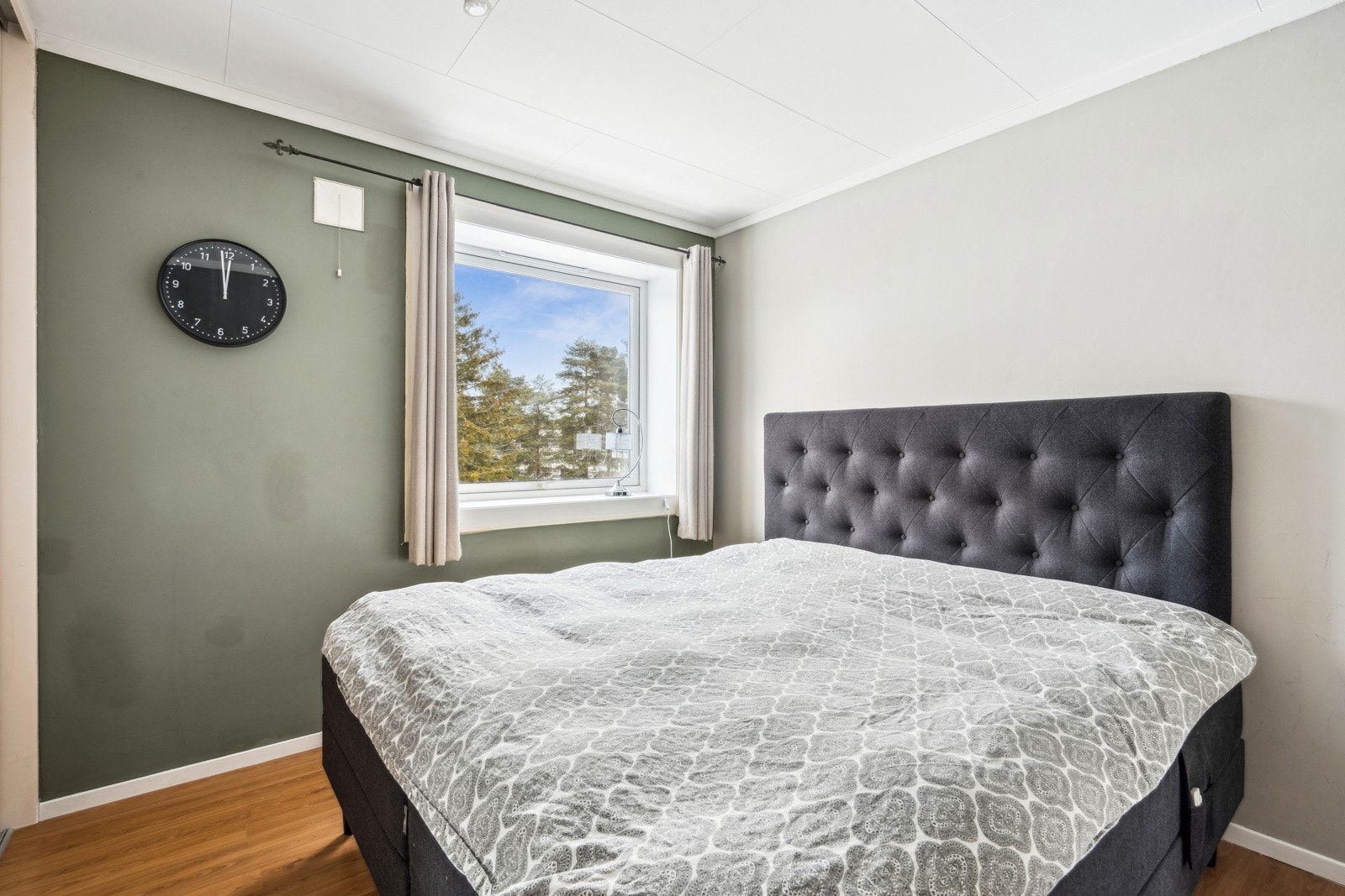 Romslig soverom med god plass til dobbelseng og nattbord Galleribilde