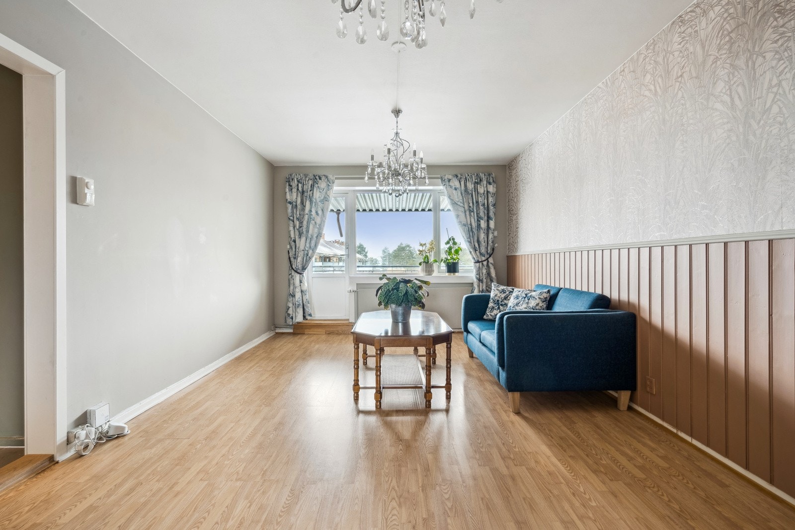 Store vindusflater som sørger for godt med naturlig lys Galleribilde