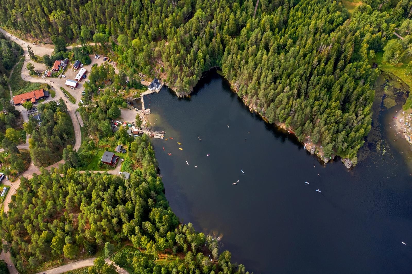 Nøklevann, et av flere badevann, med mulighet for kano og kajakkpadling Galleribilde