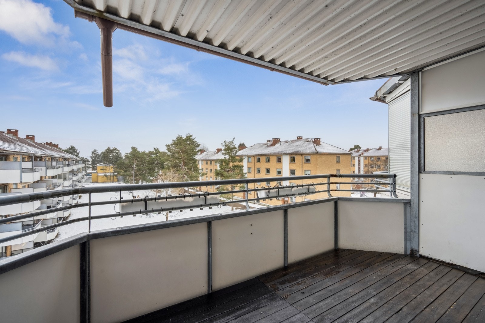 Fra stuen er det utgang til romslig sydvendt balkong på ca. 9m² Galleribilde