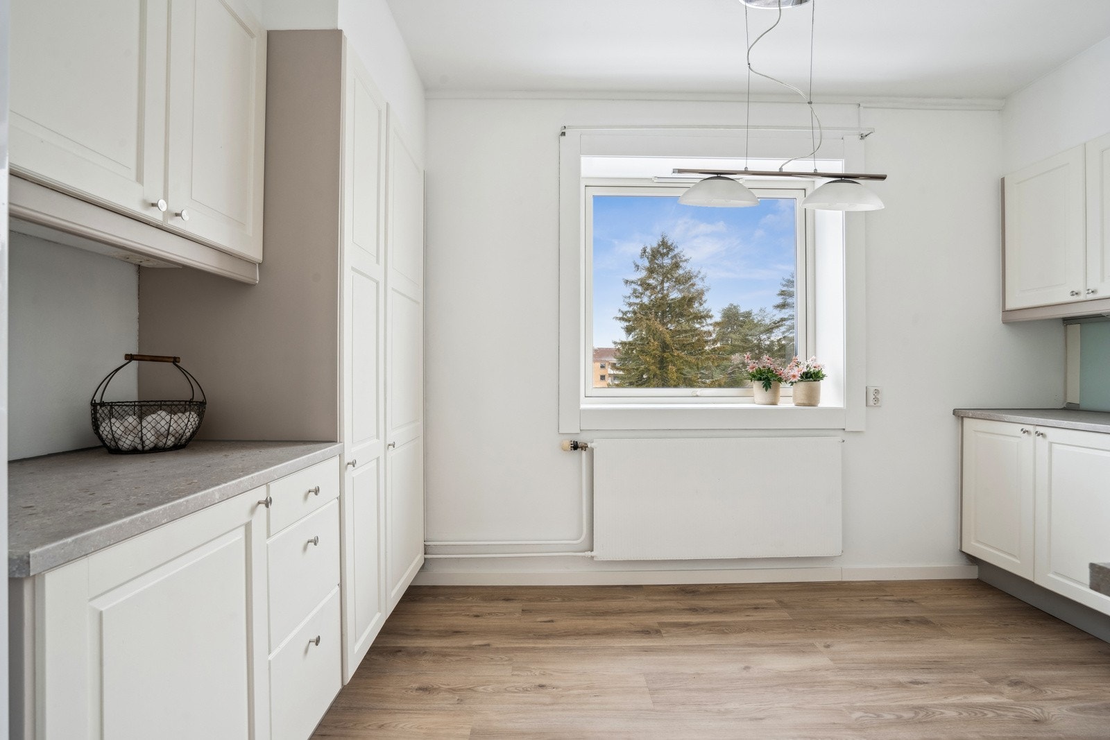 Det er god plass til et lite spisebord på kjøkkenet, noe som gjør det ideelt for både måltider og hyggelige stunder Galleribilde