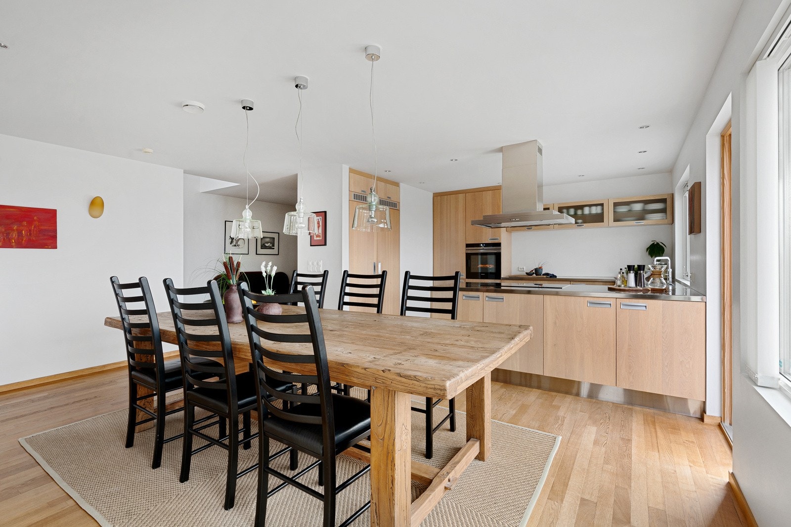 Romslig kjøkken med god plass til spisegruppe. Galleribilde