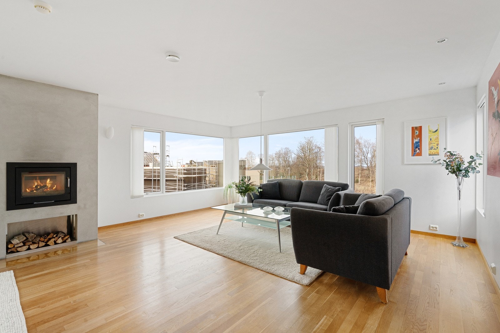 Stuen er av god størrelse og lar seg enkelt møblere i ulike soner. Galleribilde