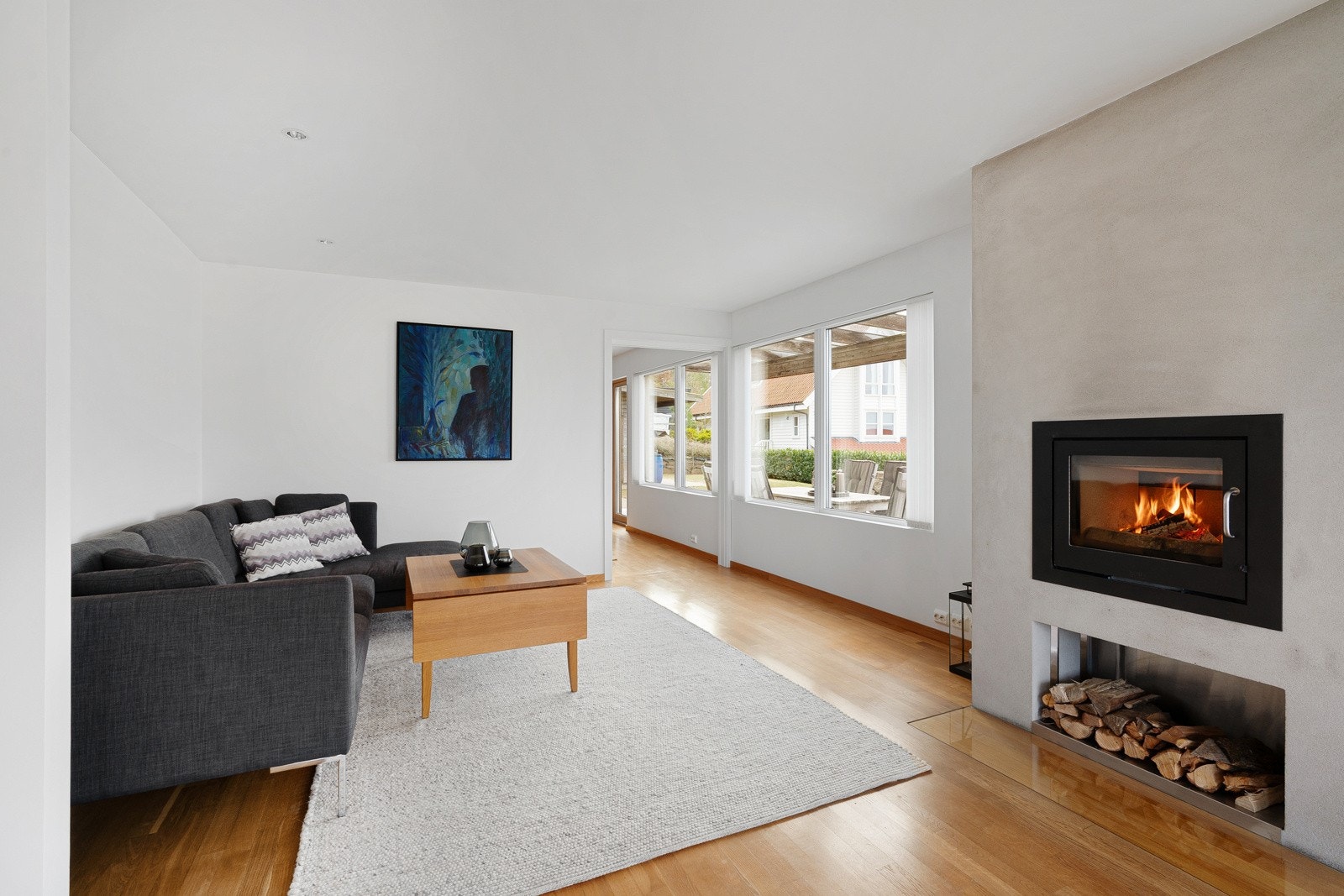 I stuen finner du en herlig innebygd peisovn som gir lun og god varme på kalde dager. Galleribilde