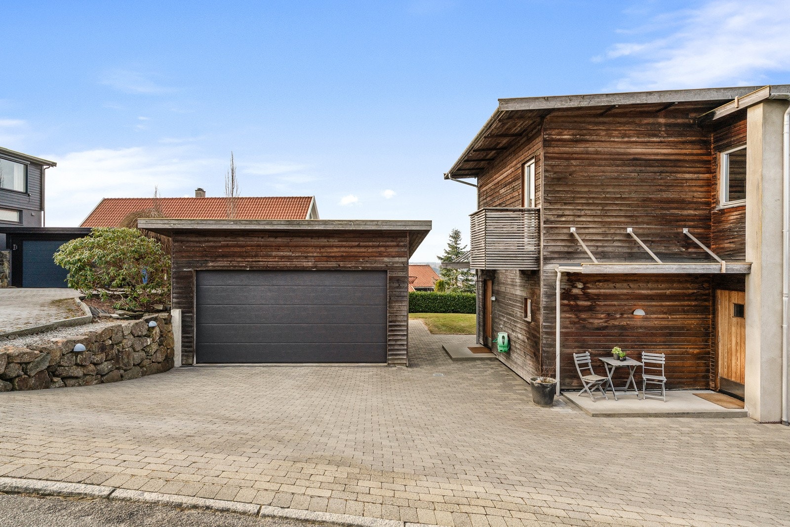 Flott opparbeidet innkjørsel med belegningsstein. Galleribilde