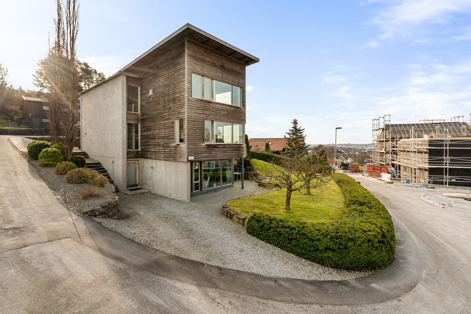 Boligen ligger flott til i enden av en blindvei med svært lite trafikk. Galleribilde