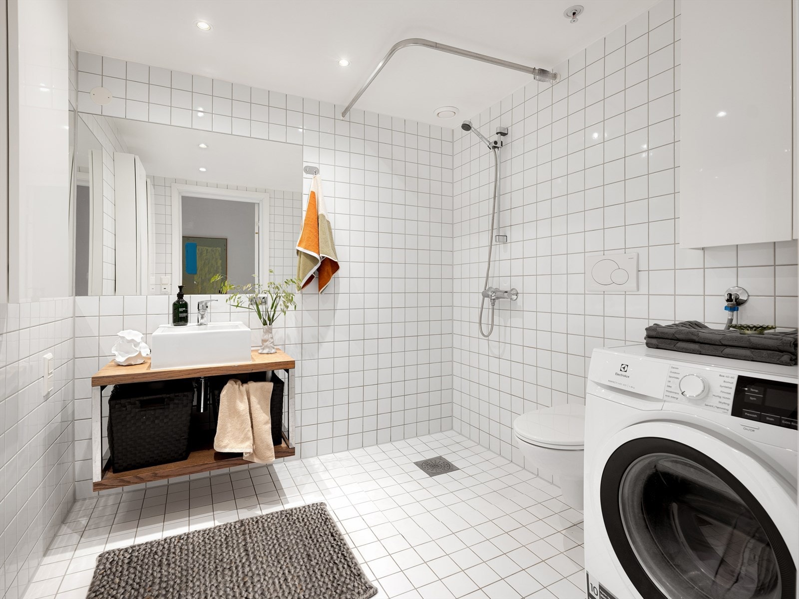 Det store og fine baderommet holder en god standard fra 2009 da hele gården ble ombygget/rehabilitert. Det er varme i gulv og plass til en stor vaskemaskin. Galleribilde