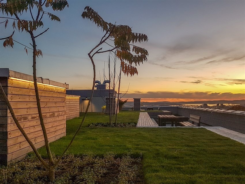 Du kan også ta heisen opp til et av sameiets to felles takterrasser. Takterrassene er arkitekttegnet med mange spesialbygde sittebenker og nøye gjennomtenkt beplantning. Galleribilde