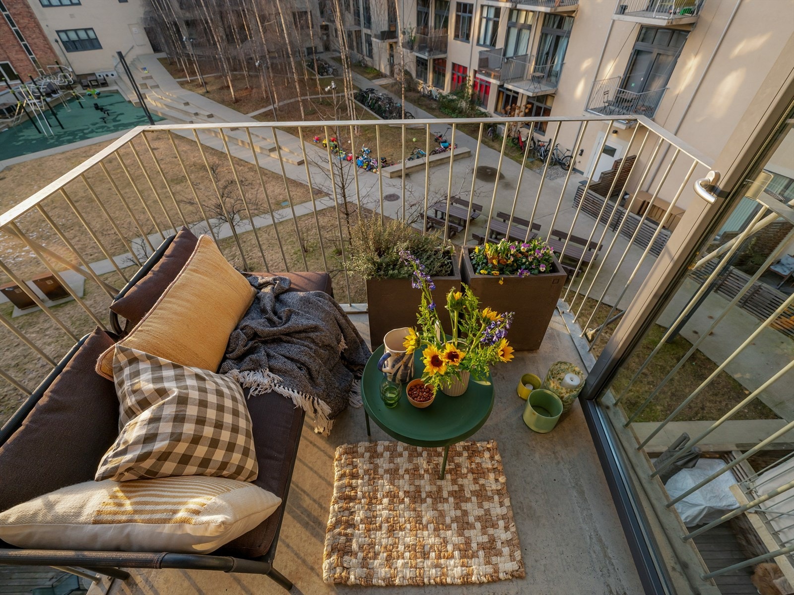 Sommer = Balkong, balkong, balkong! Her kan du spise frokost, lunsj, brunsj, middag, og drikke drinker eller vin på kvelden. Galleribilde