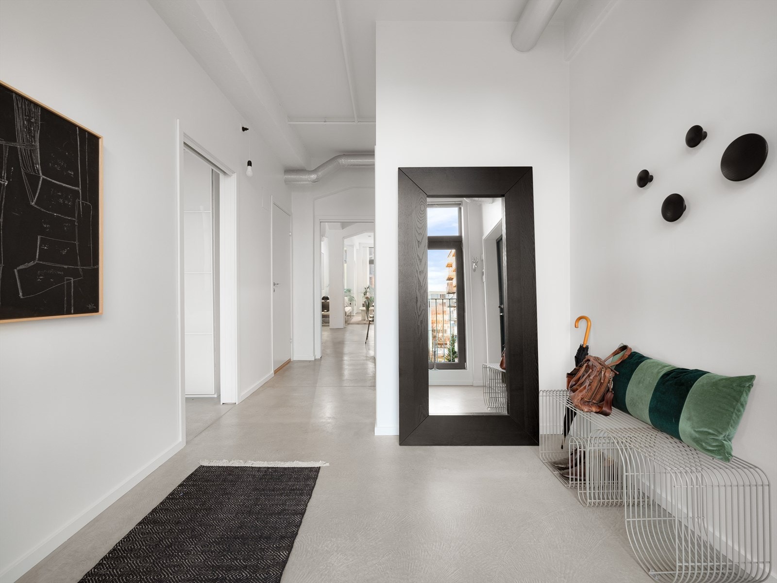 Det store og luftige inngangspartiet gir et svært godt førsteinntrykk av leiligheten. Her er det rikelig med plass til ulike oppbevaringsløsninger. Galleribilde
