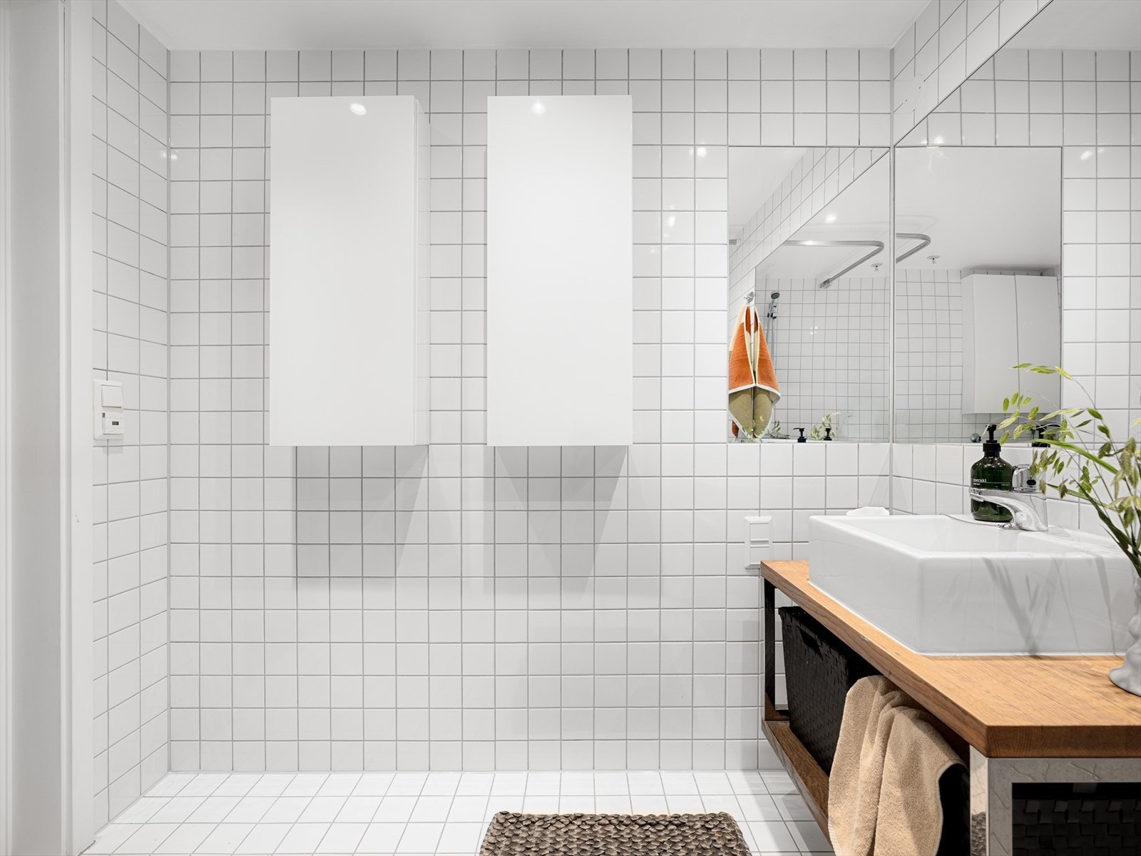 Ekstra oppbevaringsplass i de vegghengte skapene. Galleribilde