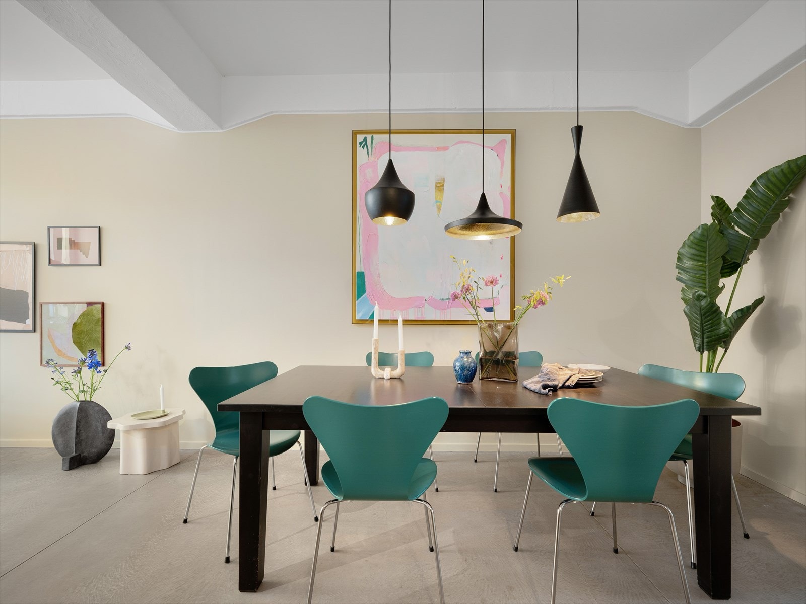 Når man skal invitere til et stort middagsselskap kan man også sette inn et enda større spisebord. Galleribilde