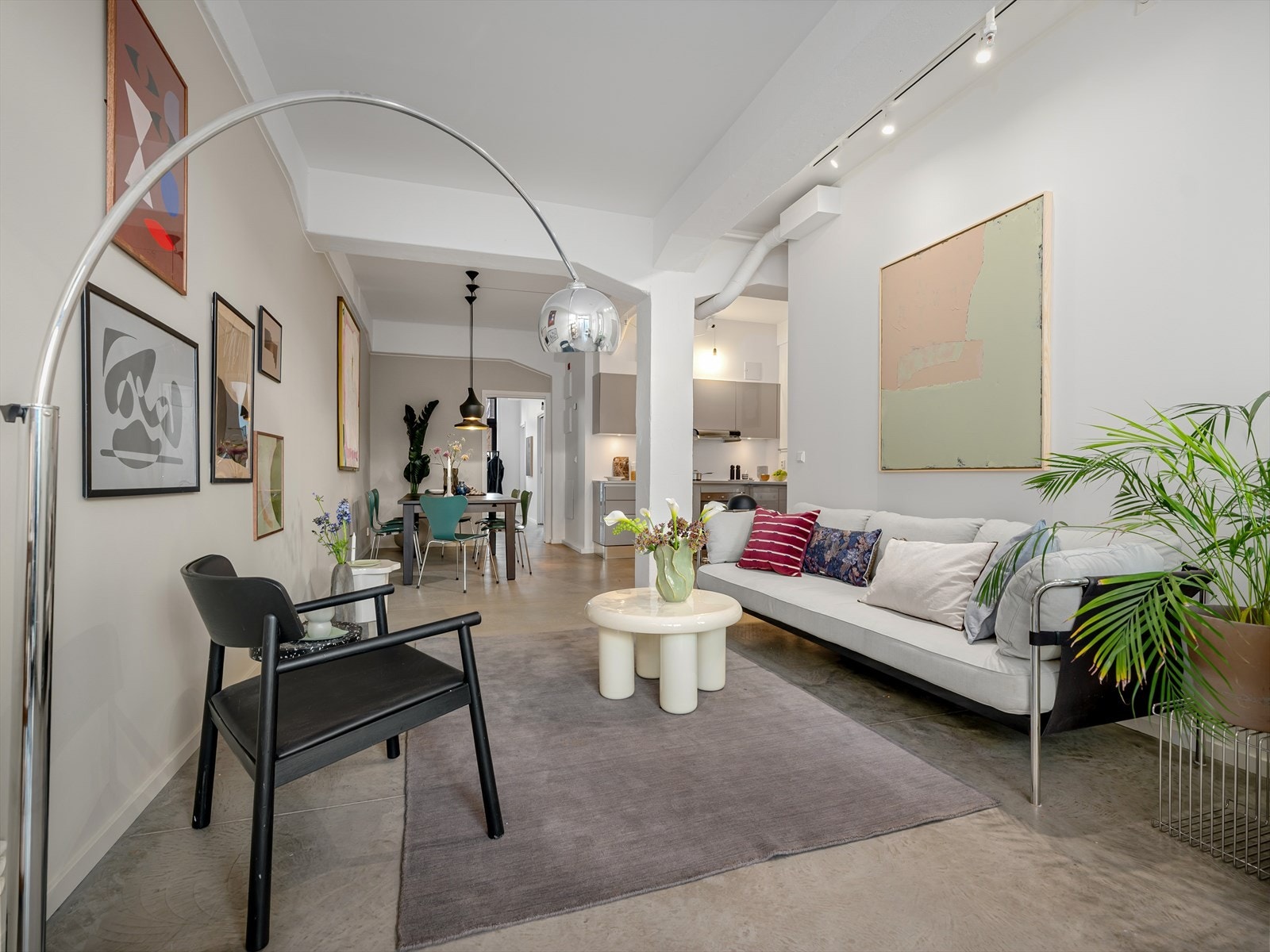 Den åpne stue- og kjøkkenløsningen gir deg rikelig med plass til å leve et sosialt liv. Galleribilde