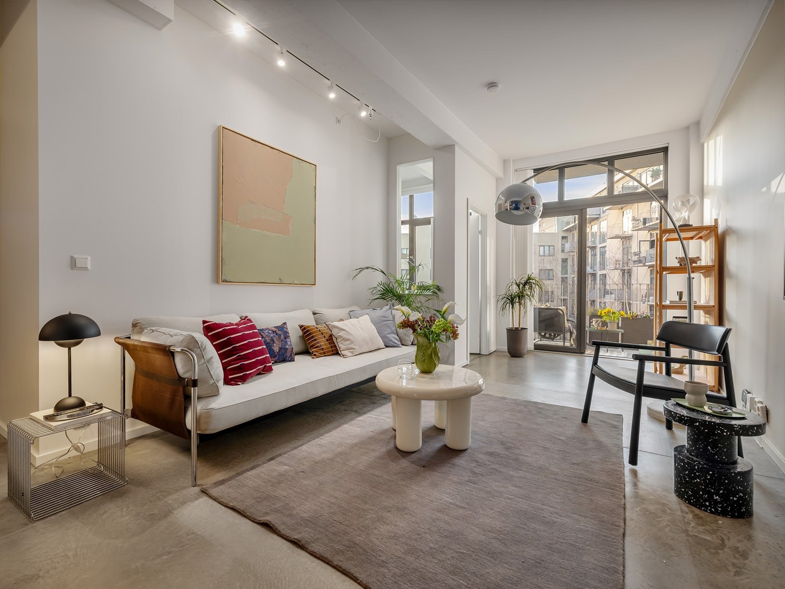 Sitat selger: "Jeg forelsket meg med en gang jeg kom inn i den fantastiske stuen med så høye tak og en helt unik romfølelse. Ettermiddagsolen får hele hverdagsrommet til å bade i lys." Galleribilde