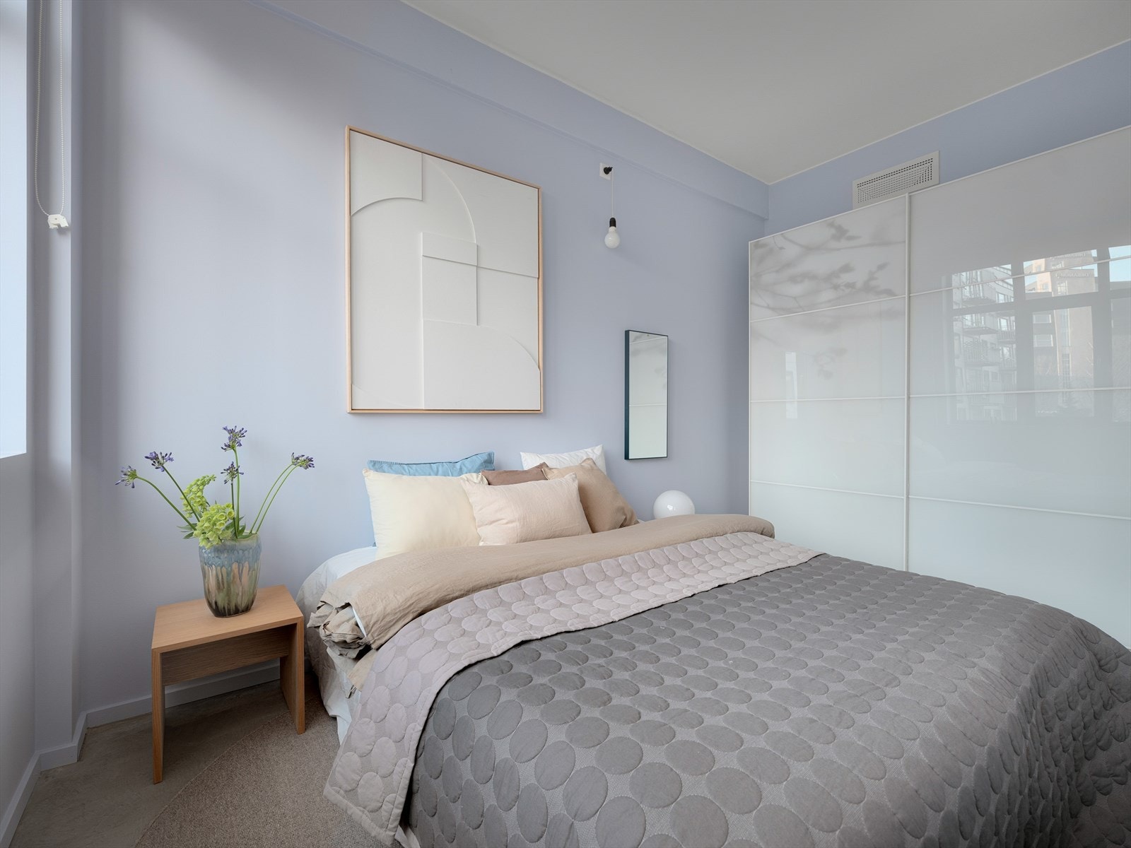 Det er rikelig med oppbevaring i skyvedørsgarderoben langs veggen. Galleribilde