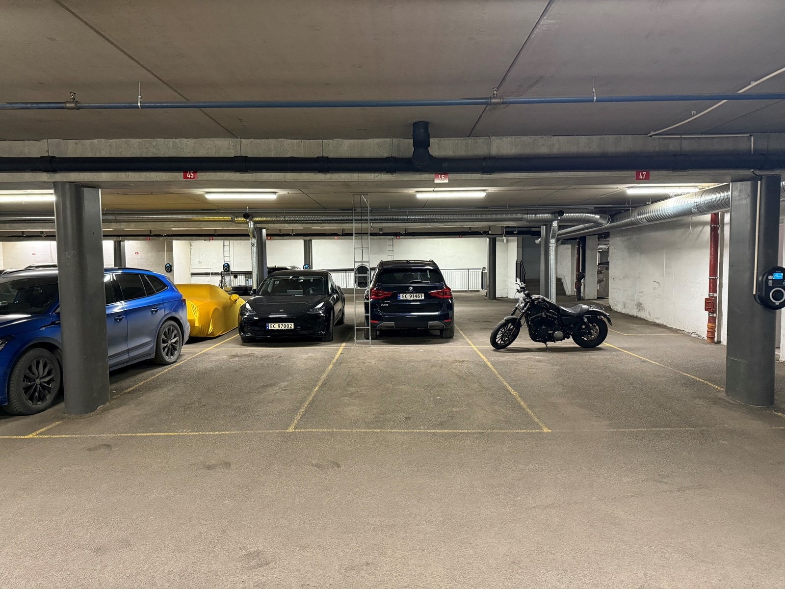 Det er også enkel tilgang via heis til sameiet garasjeanlegg. Garasjeplass nr 46 kan kjøpes av selger. Denne er ikke inkludert i prisantydningen. Fastpris kr 500.000,-. Det er mulig å montere el-bil lader på p-plassen. Galleribilde