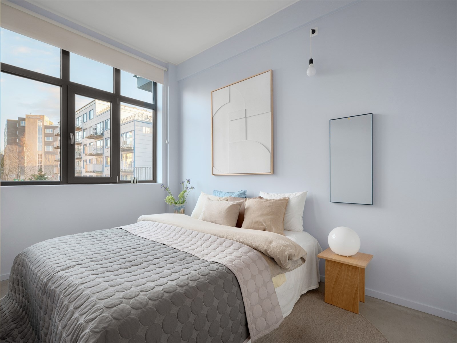 Veggene er nymalte i en forfriskende, lys og kjølig blå tone. En perfekt kombo til de grå betonggulvene. Galleribilde