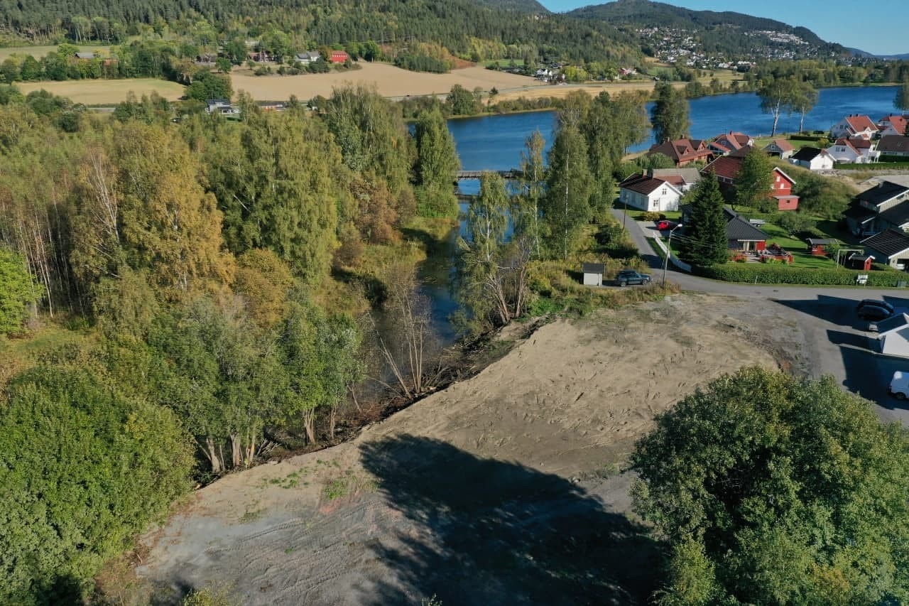 Svært solrik beliggenhet med umiddelbar nærhet elva og de koselige turstiene langs denne. Galleribilde
