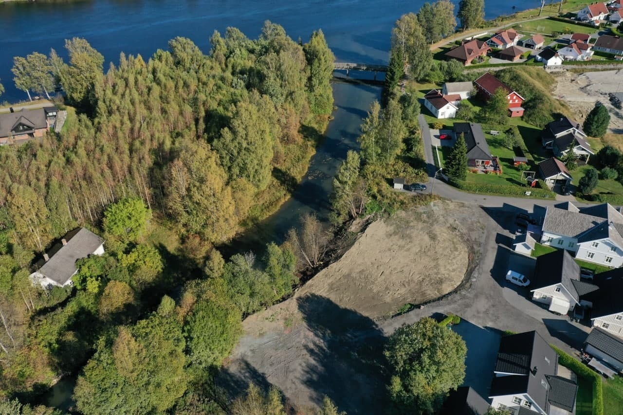 Tomten har en rolig og meget solrikt beliggenhet i et barnevennlig område på Steinberg i Nedre Eiker. Fra tomten er det kort vei til barnehage og barneskole. Gangavstand til Steinberg skole som har ca. 170 elever, med egen SFO. Galleribilde