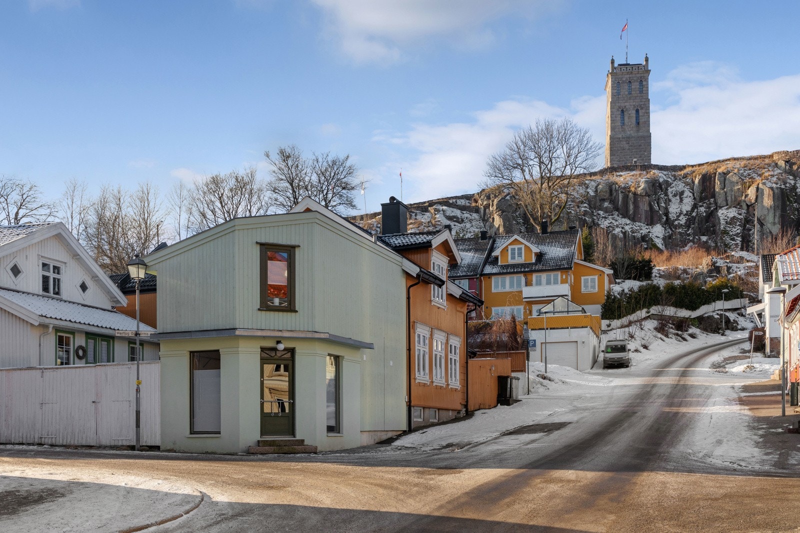 Velholdt næringsbygg med kontor/atelier og butikklokale. Bad og kjøkken fra 2020. Unik sjanse ved foten av Slottsfjell! Galleribilde