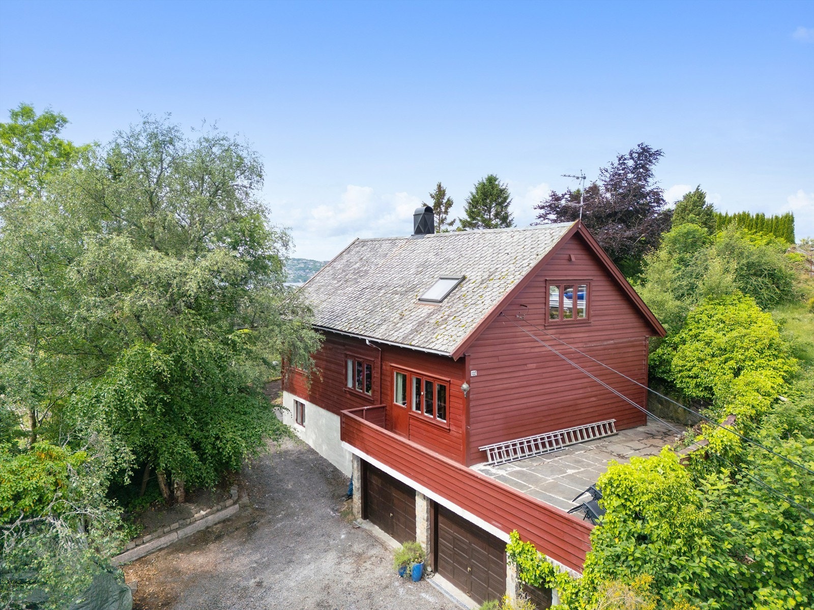 Tomten er meget solrik med fine uteplasser og hage rundt hele huset. Boligen ble oppført i 1953, og er påbygget i 1987. Den nye delen er den du ser fra terrassen og ut. Galleribilde