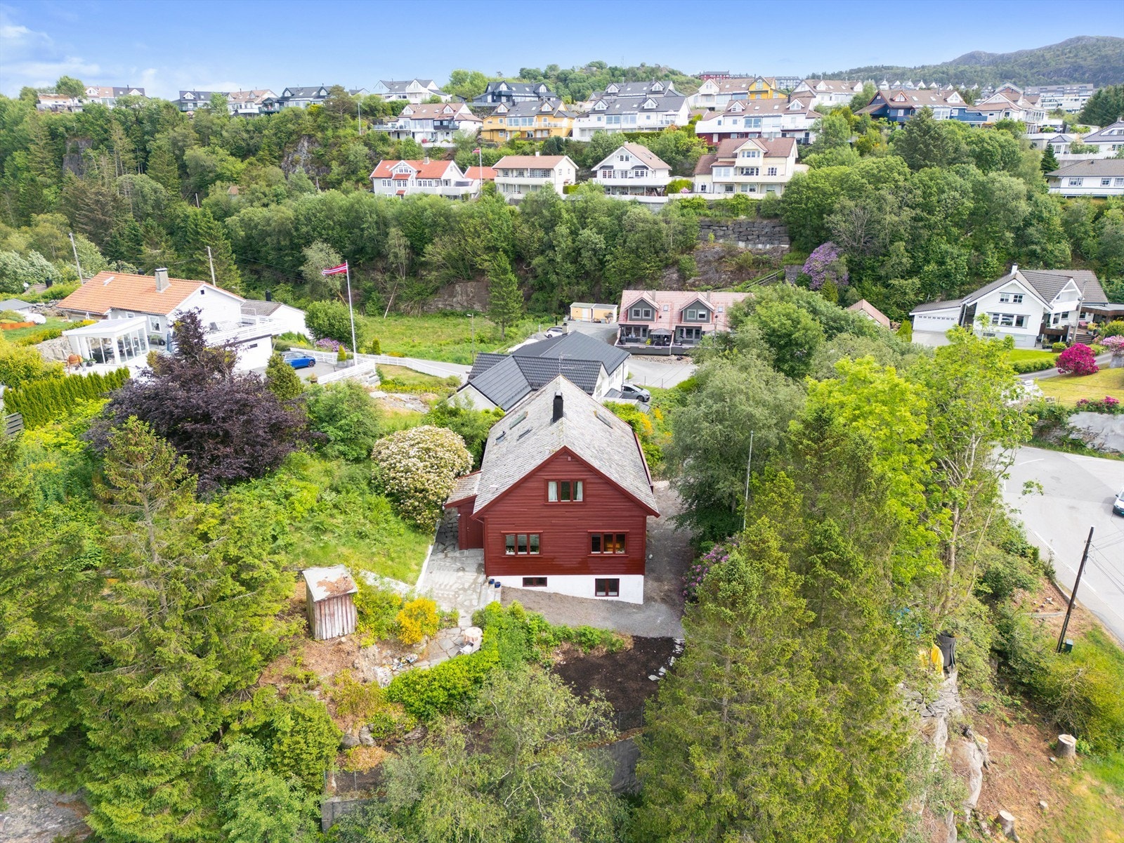 Stor og usjenert tomt på hele 1840 kvm som ligger fantastisk til på et lite høydedrag Galleribilde