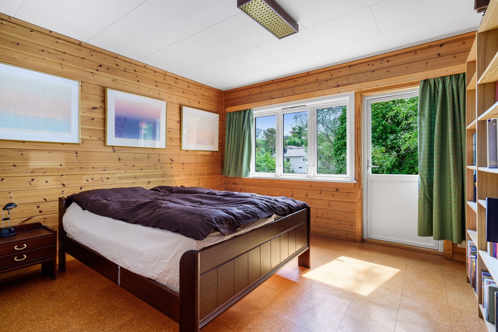 Utgang til solrik terrasse som går rundt hele huset. Galleribilde