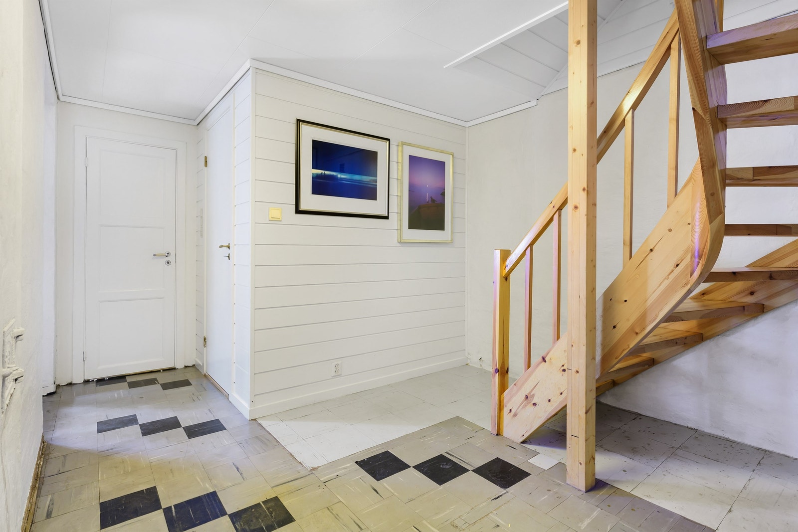 Kjelleretasjen består av kjellerstue, 6 boder/kjellerrom, vaskerom, gang og 2 garasjerom Galleribilde